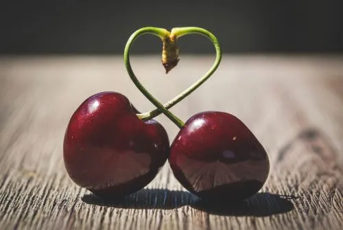 Pachnie jak lato: wielki przewodnik po zapachach wiśniowych cherry candle
