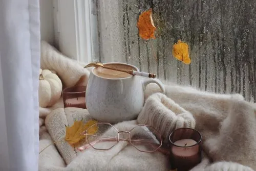 Świece jako element jesiennej dekoracji wnętrz – pomysły i inspiracje