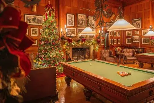 Świąteczne zapachy, które tworzą atmosferę. Kompletny przewodnik po najlepszych świecach zapachowych na Boże Narodzenie