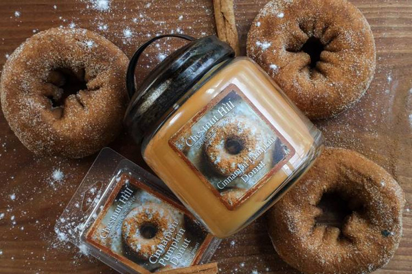 Chestnut Hill Cinnamon Pumpkin Donut Świeca Zapachowa 510g