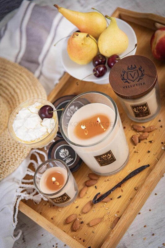 Vellutier Crema All’Amaretto Średnia Świeca Zapachowa 225g